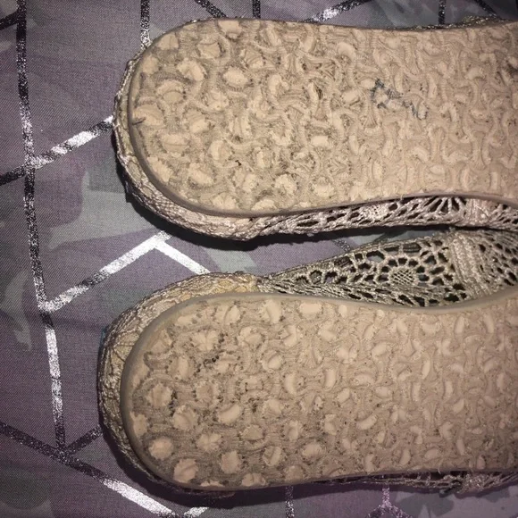 Toms ivory crocheted flats sz 6.5 - Picture 5 of 6